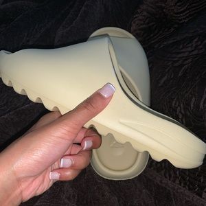 brand new yeezy slides - size 9 mens (US)